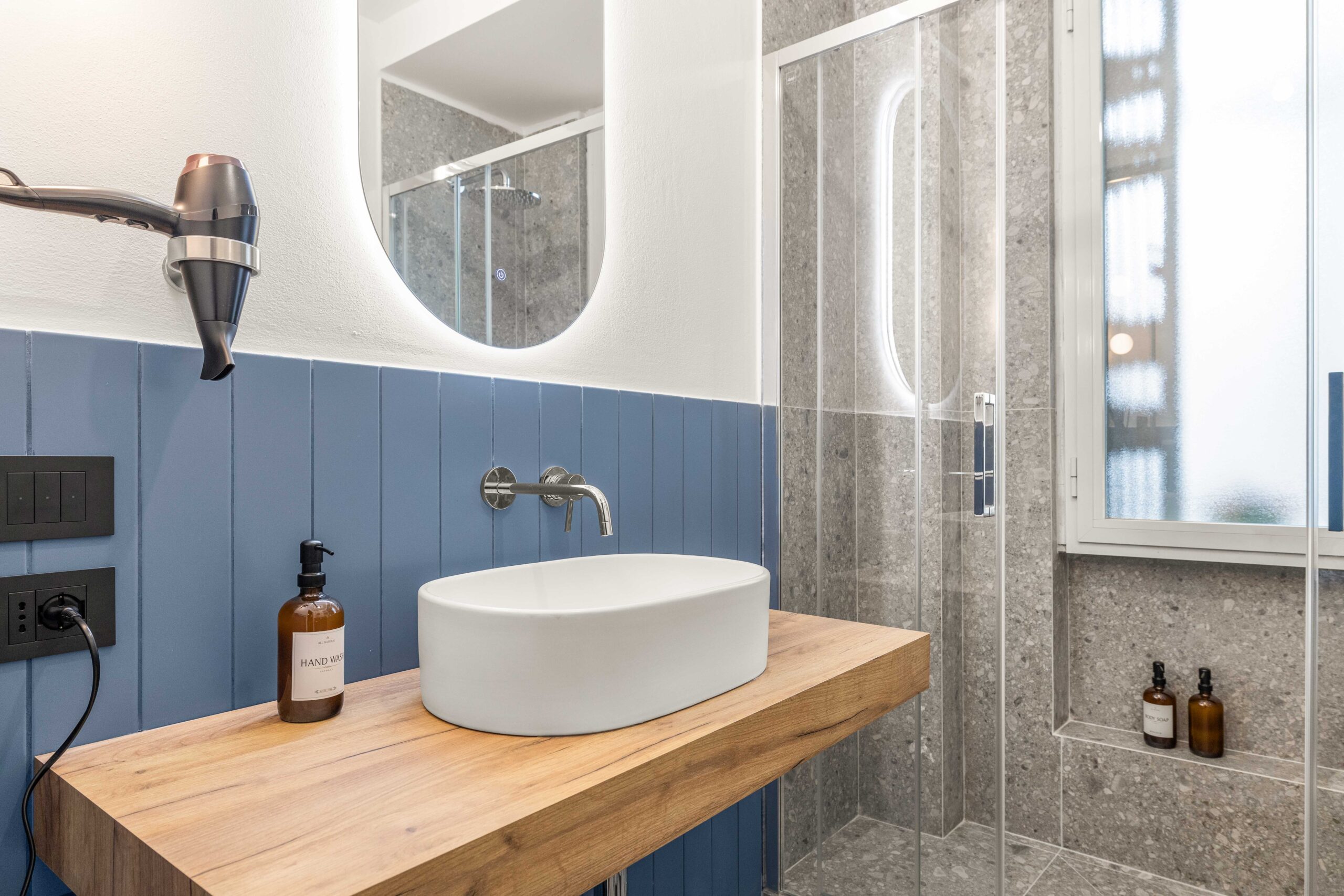 Bagno moderno con doccia e asciugamani Castello Blu Suite